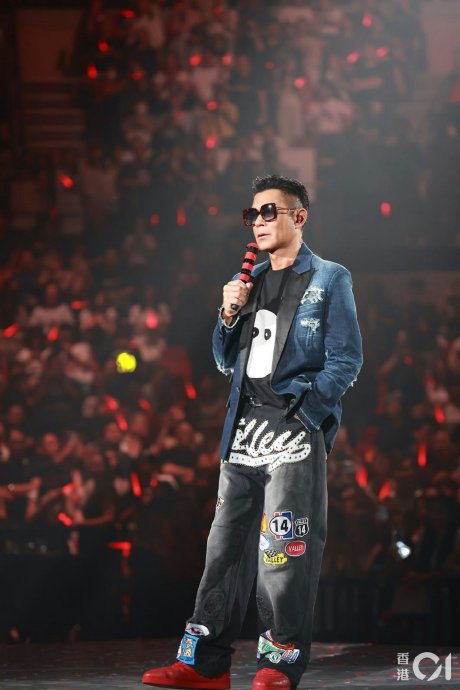 古天乐演唱会上翻唱了哪些张国荣金曲致敬？