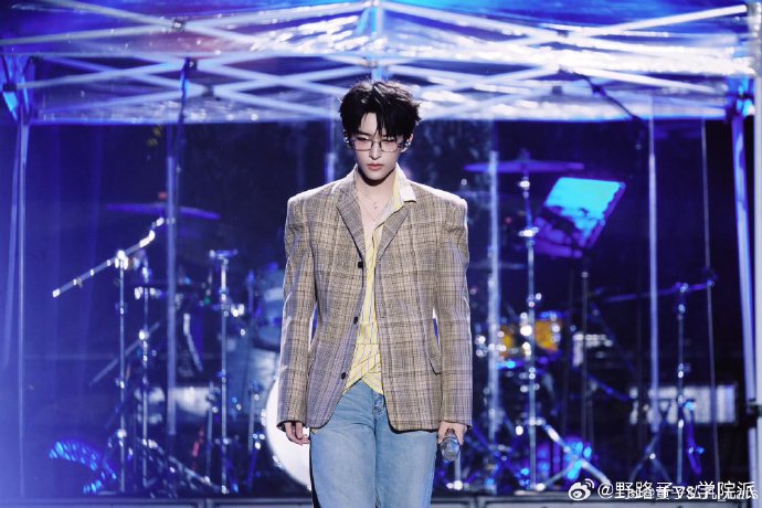 黄子弘凡和辉子是什么关系? 黄子弘凡和辉子是什么关系?