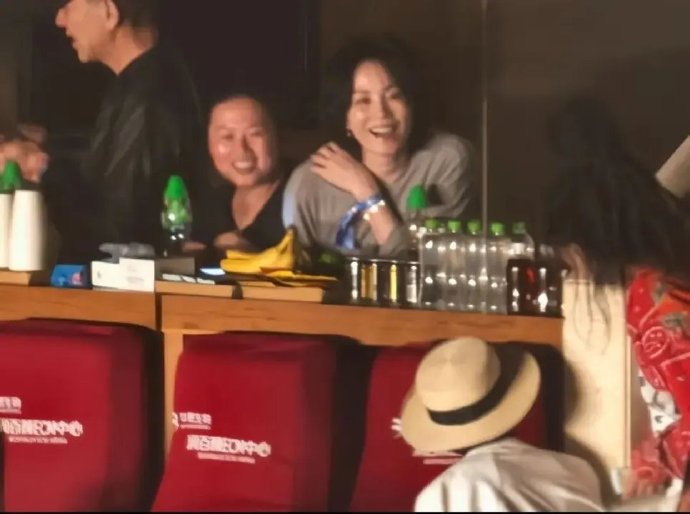 那英和王菲在演唱会现场有哪些神仙友谊互动细节？