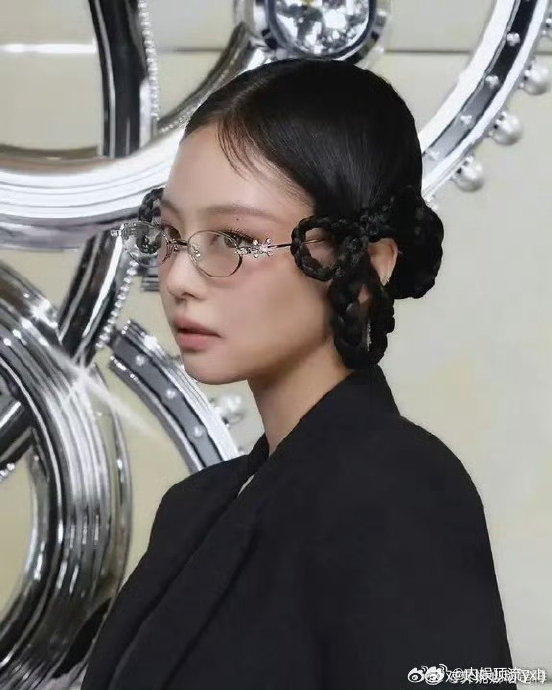 虞书欣Jennie同款争议：红黑配色谁抄谁？