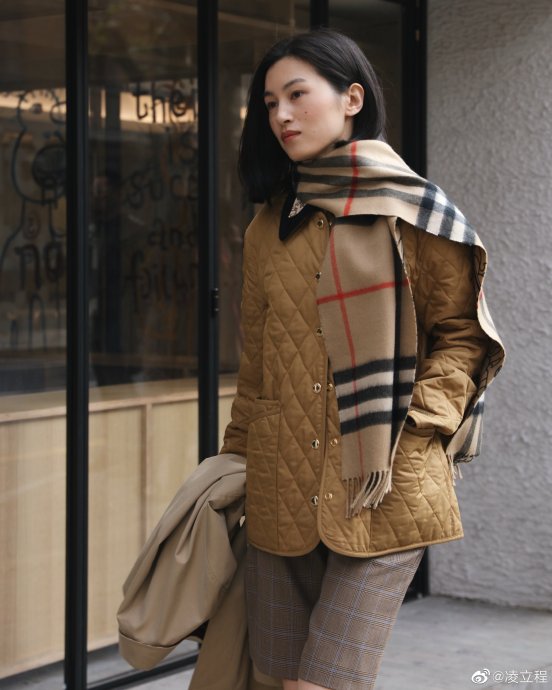 Burberry格纹围巾值得买吗?哪款最经典? Burberry格纹围巾值得买吗?哪款最经典?