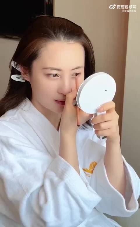 她不生闺女继承美貌基因
