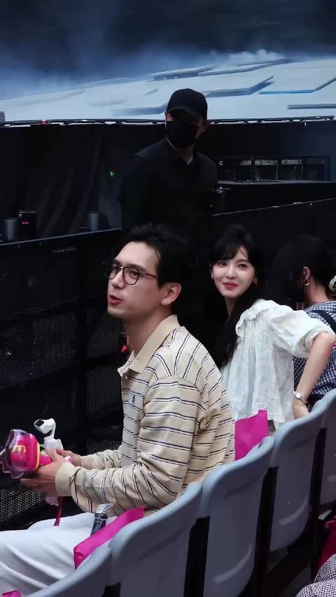 李现章若楠现身汪苏泷演唱会，李现穿搭随意被调侃