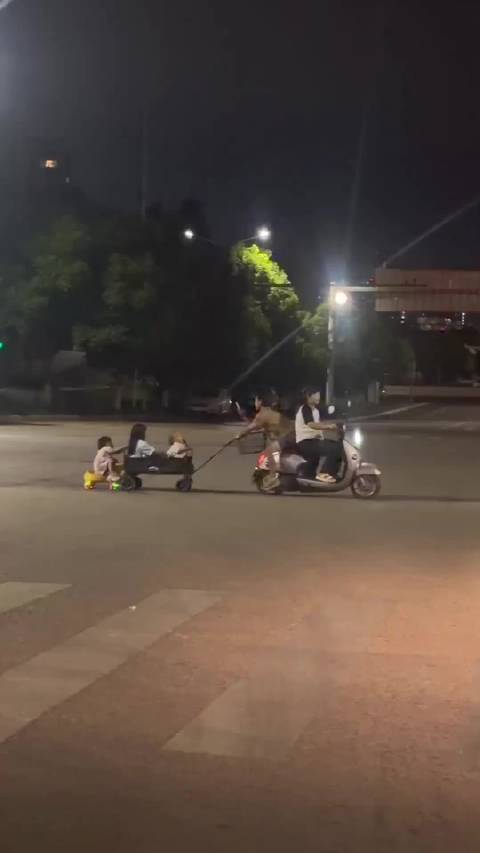 电瓶车拖露营车，后边还挂着一个玩具车，家长没有安全意识真是离大谱！