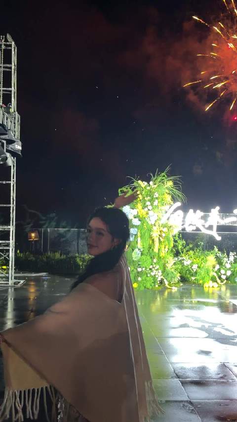 林允花仙子造型夜色烟火中完美融入广西山水