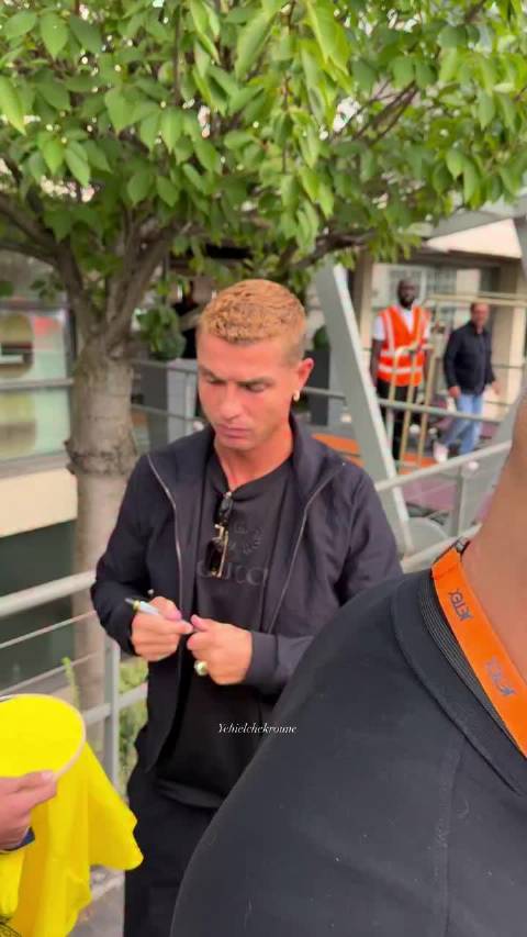 签了一件曼联一件胜利还有自拍 短毛毛还摸了好多发胶 球迷粉丝今日份幸运