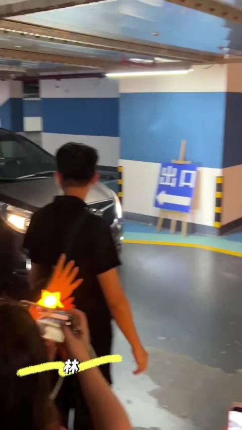 李现好六下班路透，摇下车窗与粉丝挥手道别