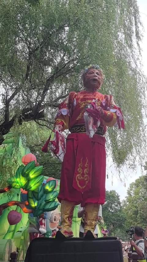 长春动植物园西游记主题表演火爆，雪饼猴引游客寸步难行