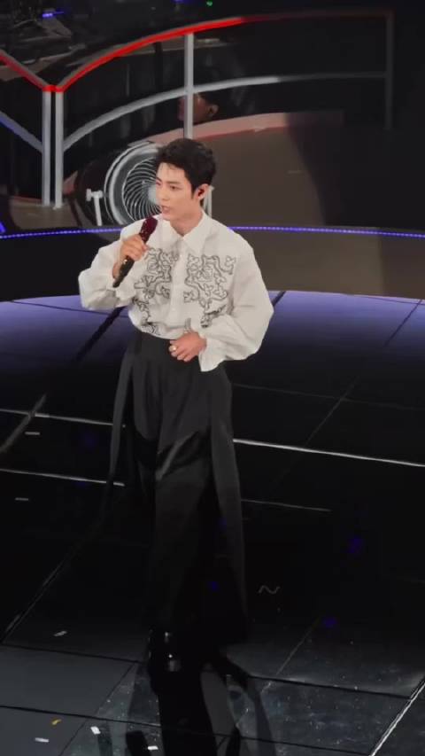 原来左边那个带子那么长 难怪肖战后退时候还扯裤腿，俯拍角度也少见哈