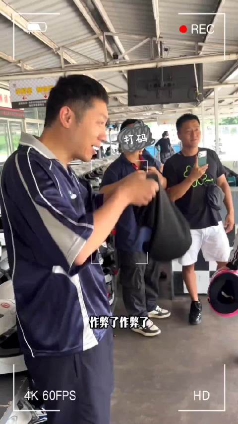 许昕在行行都厉害，全面发展，赛车开的那么帅开出了专业赛车选手的感觉