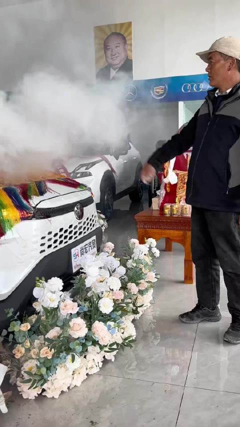 好吓人！买新车这样开光？