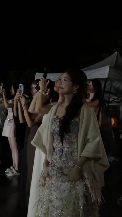 林允广西被偶遇，同看烟花笑容甜
