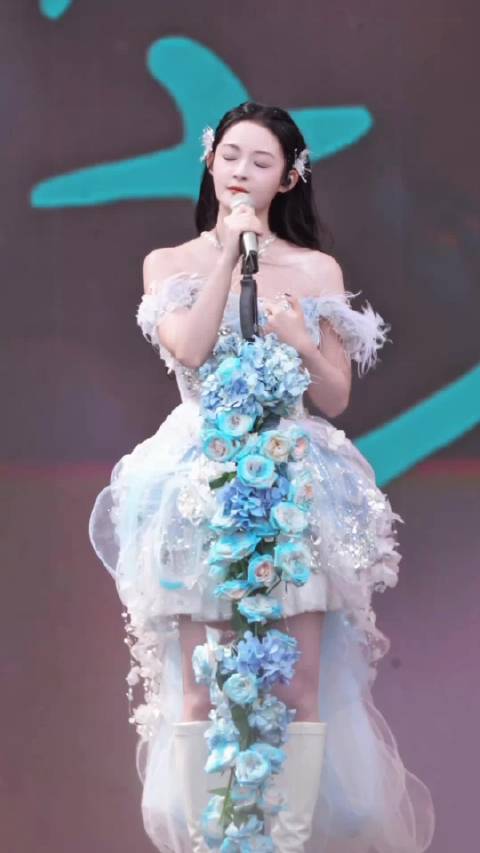 音乐节舞台尽显可塑性，温柔抒情曲目和高能量唱跳自由切换…
