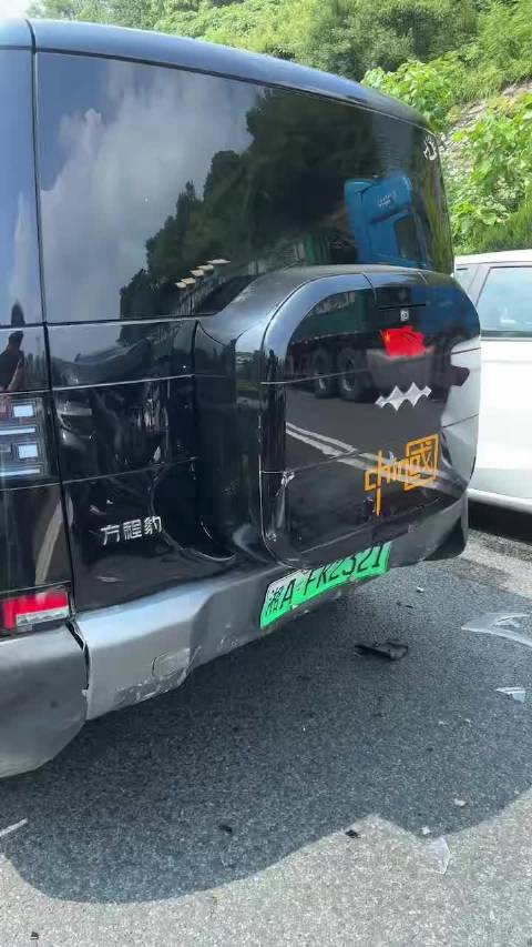 后车轻微报废，方程豹严重擦伤
