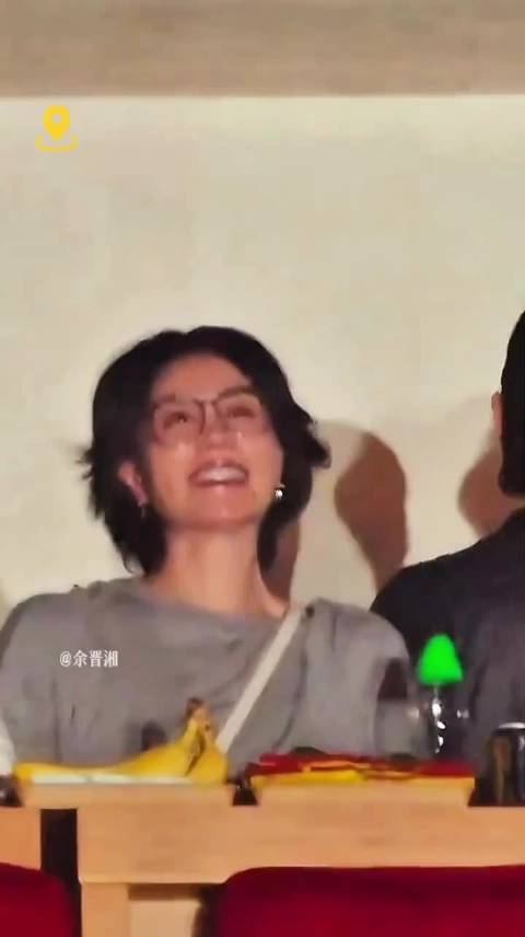 王菲摘眼镜笑得松快，那英逗趣压轴介绍