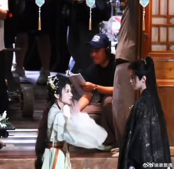 何与无实物表演被弹飞，网友：演技就是最好的特效！