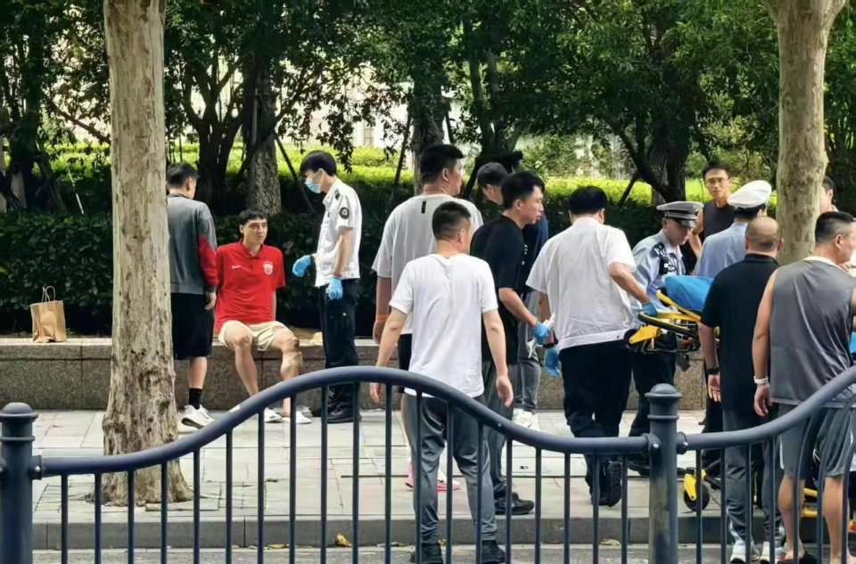 海港球迷造谣：22岁国脚是申花球迷撞的！后者：怎么撞的不是武磊？