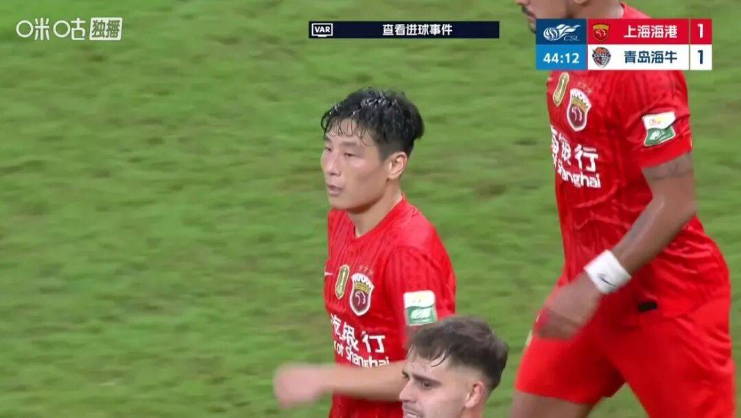 武磊双响炮海港主场赢球，海牛多赛一场落后 4 分，大步迈向中甲