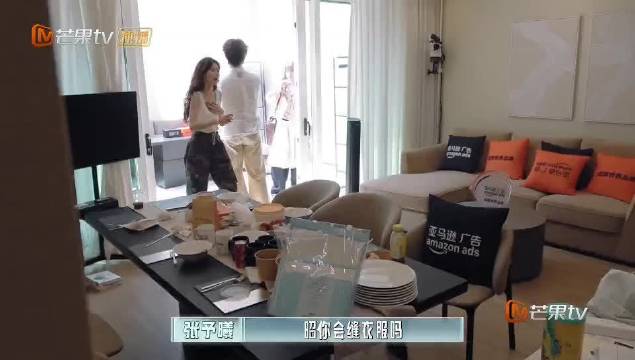 赵昭仪为张予曦缝衣，张予曦一旁给建议