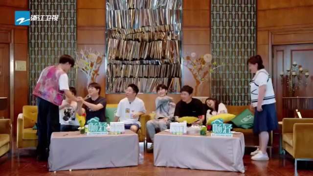 6. 贾玲努力回忆《大宅门》相关歌曲，引发欢乐互动