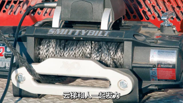 让那么小的女儿直接启动拖拉机，这爸爸是亲生的吗？下一秒就翻车了！