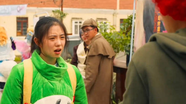 男孩在葬礼上高举手机，在撞到青蛙后手机就掉了进去！