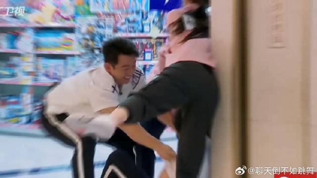 反向撕名牌混战一触即发 郑恺本想撕汪苏泷名牌，谁料结局让全场震惊