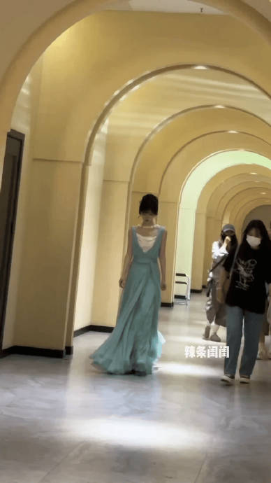 鞠婧祎解锁首条古董高定,薄荷绿雪纺裙美出圈 鞠婧祎解锁首条古董高定,薄荷绿雪纺裙美出圈