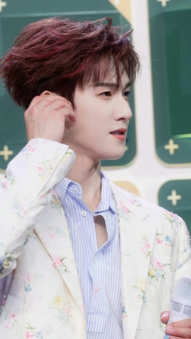 李昀锐生日会落泪：幸福的眼泪，与粉丝双向奔赴