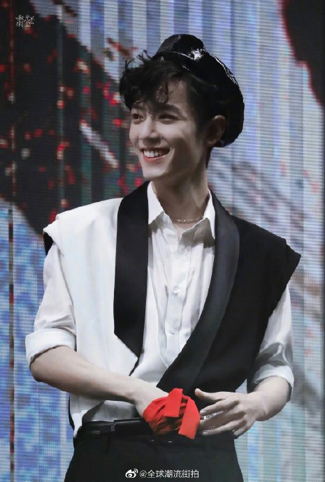 肖战还有哪些经典演唱会造型值得考古? 肖战还有哪些经典演唱会造型值得考古?