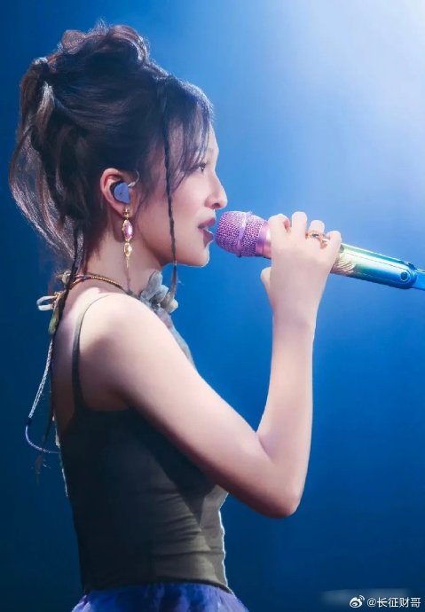 张韶涵演唱会心脏不适吸氧坚持演出，深夜报平安