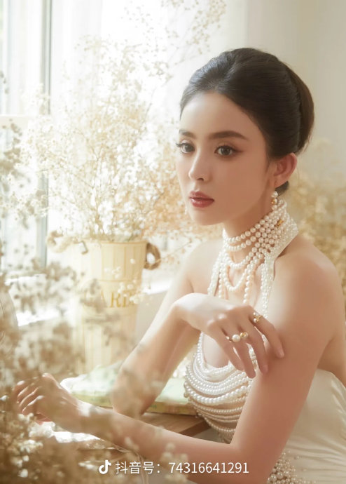 珍珠元素会成为今年秋冬流行趋势吗? 珍珠元素会成为今年秋冬流行趋势吗?