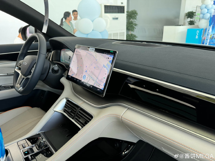 比亚迪宋PLUS DM-i冠军版的内饰风格如何？
