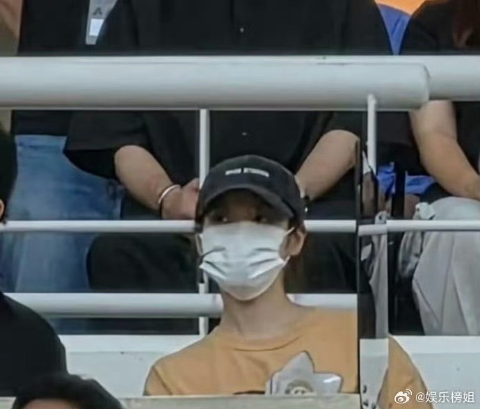 IU低调现身BIGBANG演唱会,举应援棒跟唱全场 IU低调现身BIGBANG演唱会,举应援棒跟唱全场