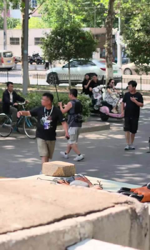 网友偶遇张嘉益秦海璐对戏自然，刘浩存一旁显娇小