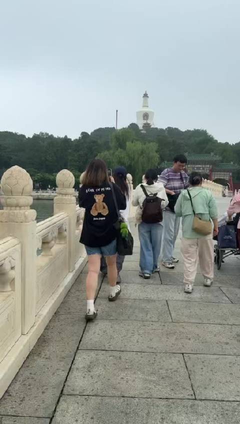 北海公园偶遇李宇春，桥上拍照行色匆匆