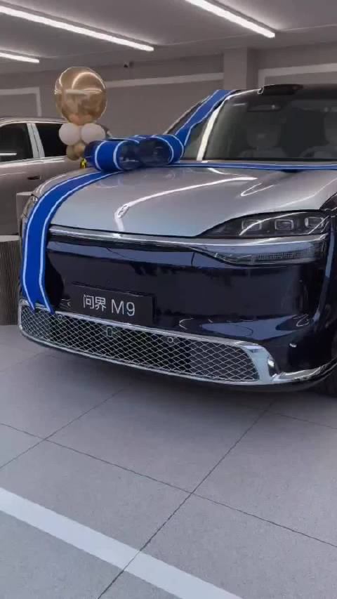 全新问界M9旁边的问界儿童玩具车提车