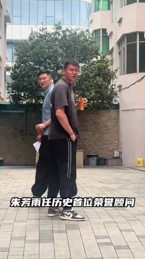 广东男篮正式官宣杜峰指导出任总教练朱芳雨任历史首位荣誉顾问！