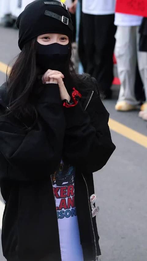 虞书欣今上班穿快闪同款，上演卖家秀