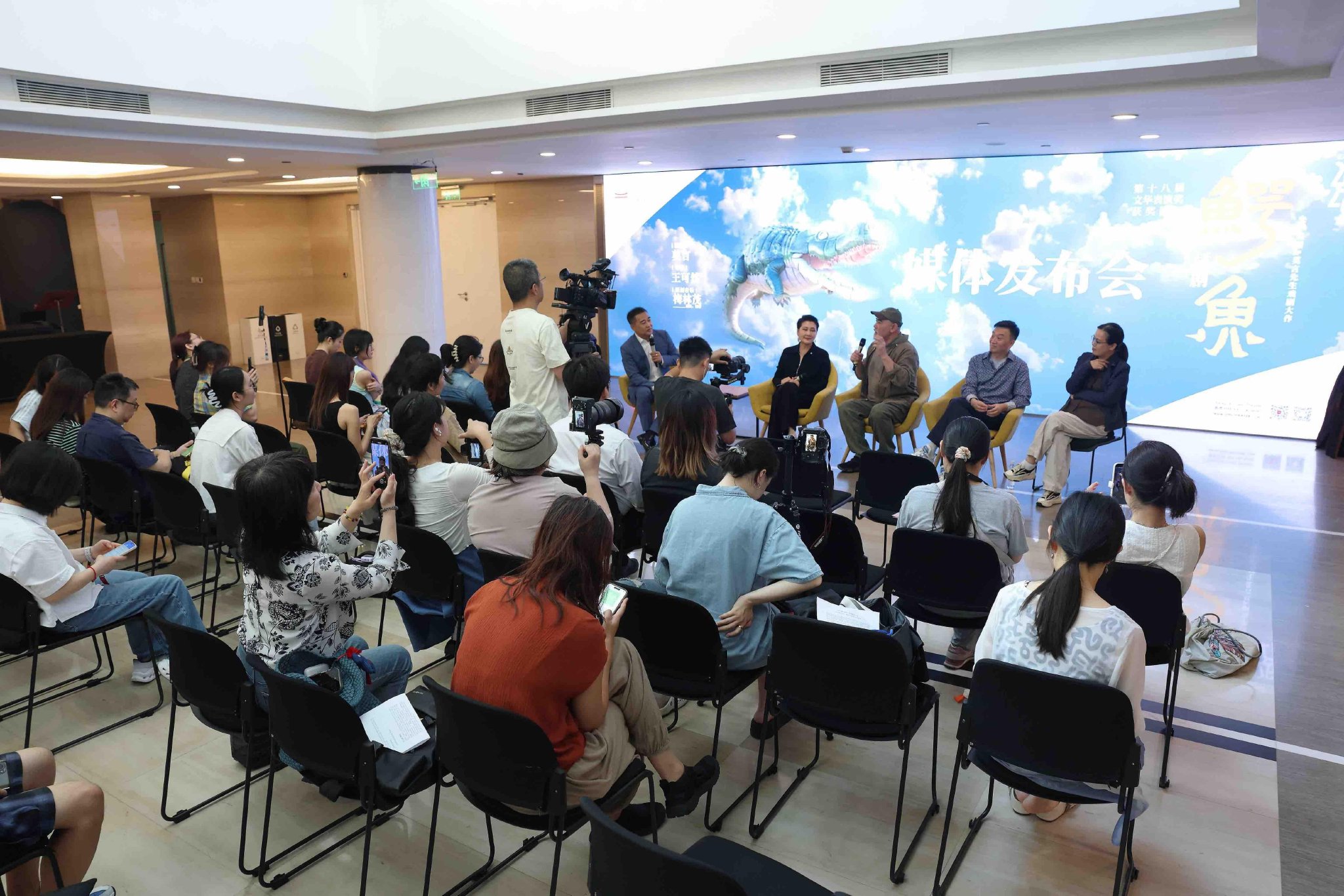 莫言剧作《鳄鱼》焕新登场，赵文瑄、凯丽分享舞台表演心路
