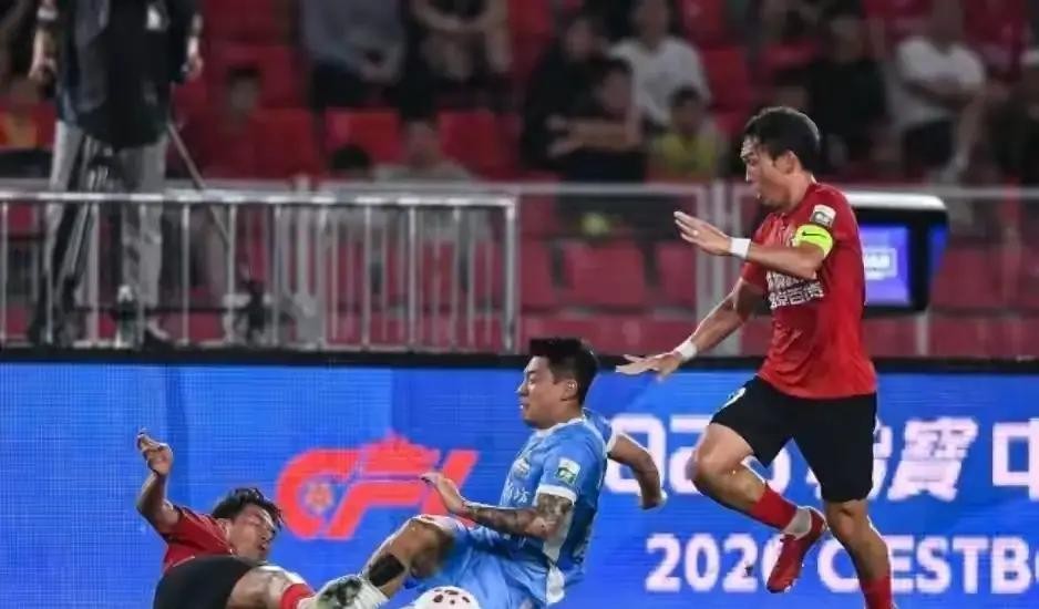 2-1，1-0！中超悲喜夜！铁人战平河南，海港英博取胜，积分榜更新