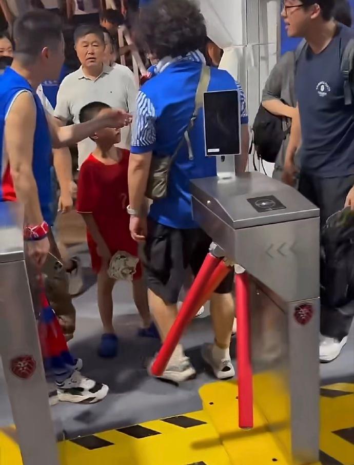 三名球迷对男童父亲指责谩骂，上海申花足球俱乐部队主场被通报批评