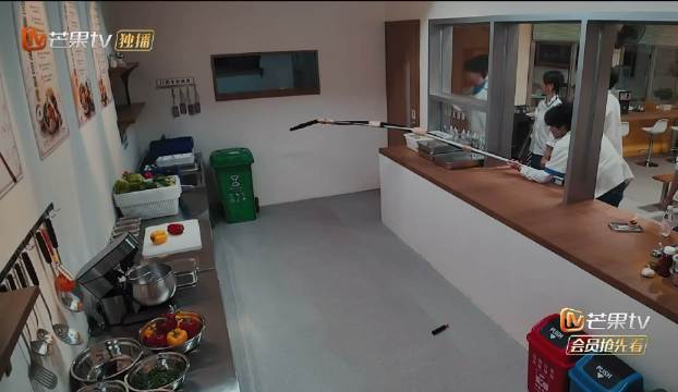 张真源够不到门禁卡，灵活变通开门伙伴找到钥匙