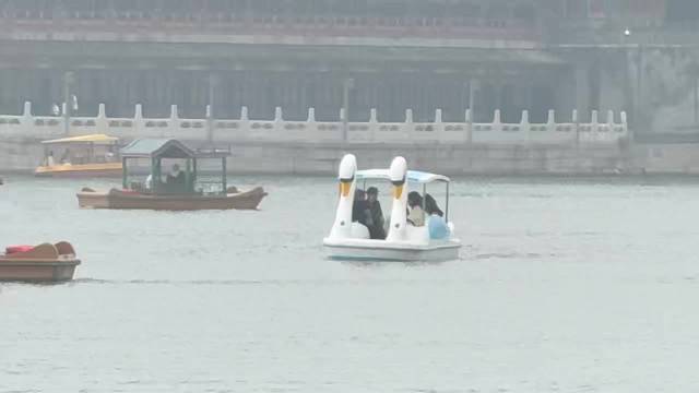李宇春北海公园划船，为9月5、6日演唱会预热