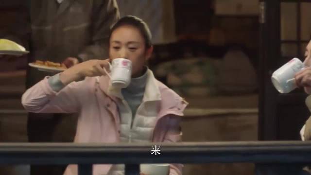 三十而已：三美在乡村吃火锅，没想到还有奶茶送过来，得知原因感动了