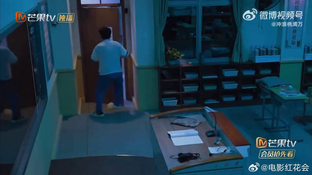 一边脑子高速转着答题，一边灵活躲开大张伟，体力智商双双在线