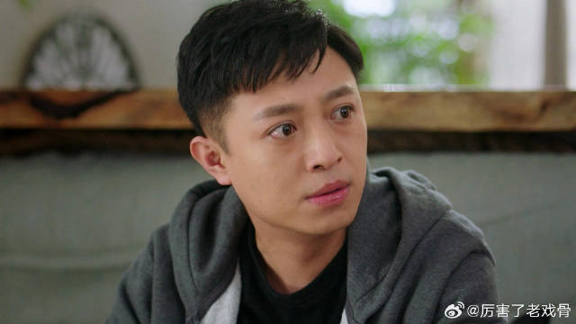 闺蜜无意帮灰姑娘大忙，灰姑娘激动献吻，闺蜜反应绝了