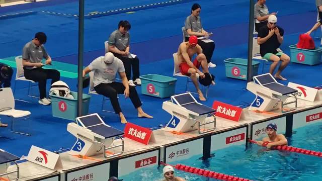 蛙王覃海洋一出水就遥遥领先，蛙泳技术堪称完美，2026年全国游泳冠军赛