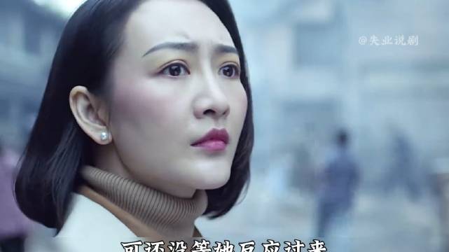 女人在回家的路上，突然听到身后传来一阵急促的防空警报
