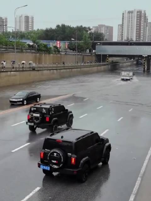 白色SUV涉水无溅水花，前车水花险些淹车